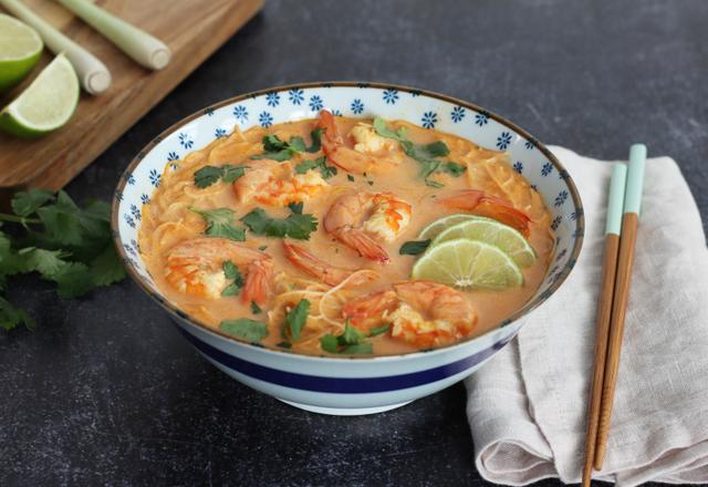 Soupe Thaï au curry rouge, crevettes et vermicelles de riz
