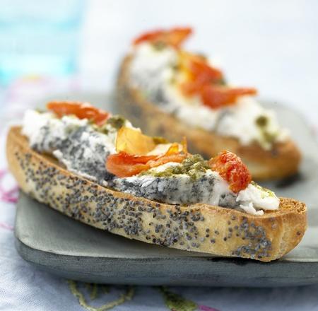 Tartine de chèvre à la tomate et au pesto