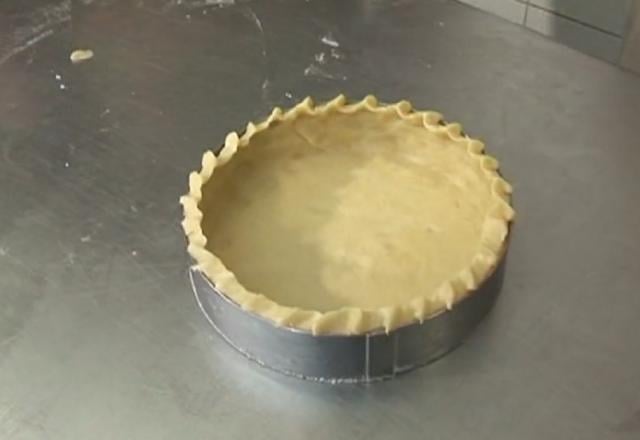 Chiqueter une pâte à tarte