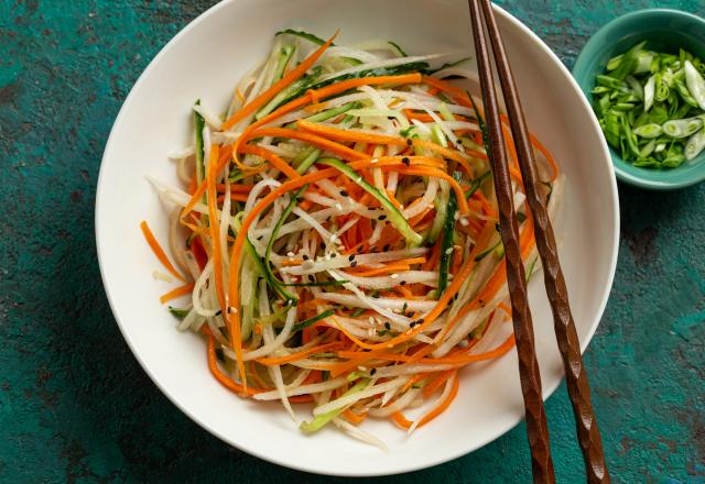 Salade de concombre, carotte, radis à l'asiatique