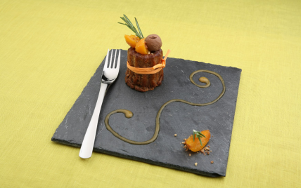 Cannelé au praliné et abricots caramélisés au romarin