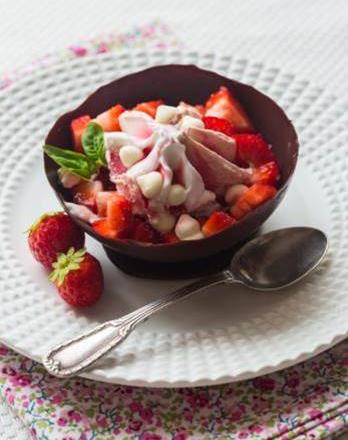 Coupelles à croquer aux fraises et glace Carte d'Or® façon glacier fraise et morceaux de meringue