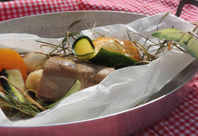 Papillote de foie gras au foin et sa farandole...ail en chemise et pêche de vigne baignés au Floc Blanc de Gascogne