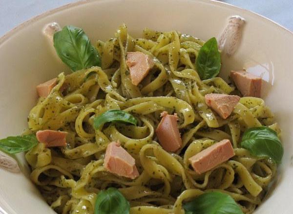 Tagliatelles aux truffes, pesto à l'ail et pépites de foie gras