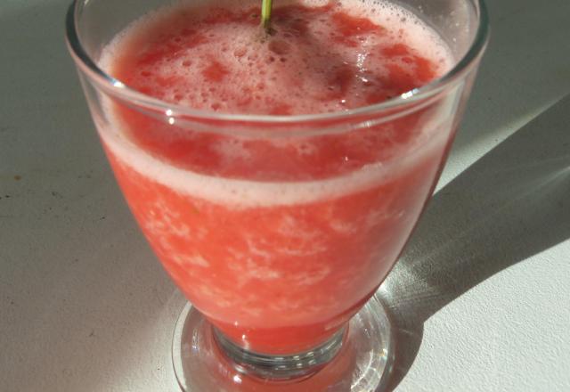 Smoothie aux fraises, citron vert et menthe