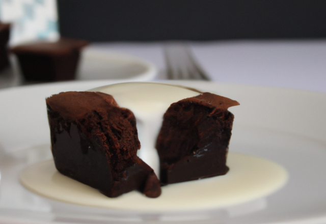 Brownie fondant sur pelage de chocolat blanc