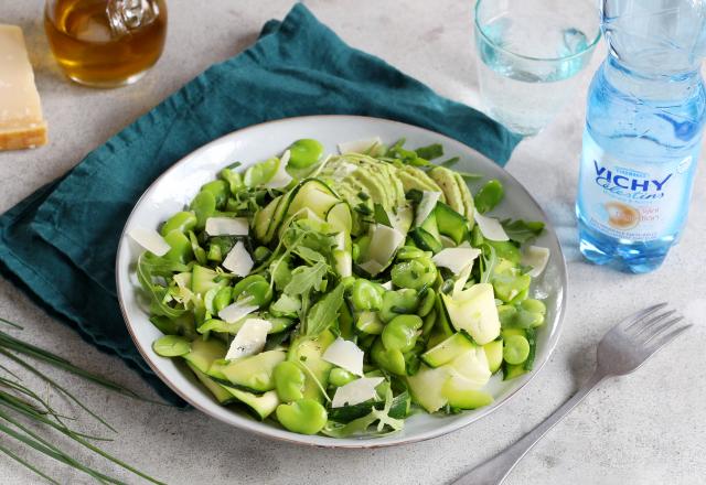 Salade de courgettes, fèves, avocat, roquette et parmesan