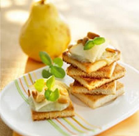 Amuse-bouches fourme d'Ambert, poire et pignons grillés