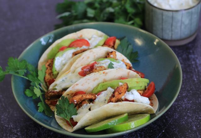 Tacos poulet et avocat, sauce au yaourt grec et herbes fraîches