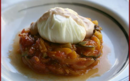 Piperade et son œuf poché sauce aurore et basilic