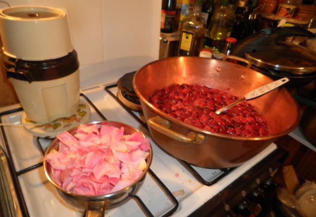 Confiture de cerises aux pétales de rose