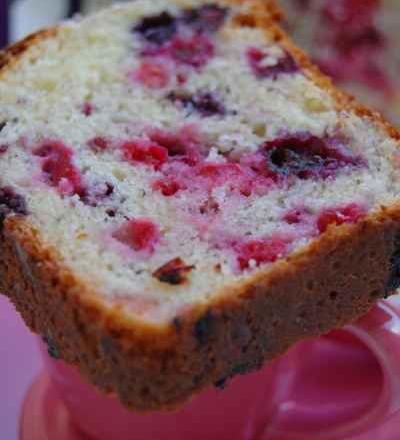 Cake moelleux aux fruits rouges