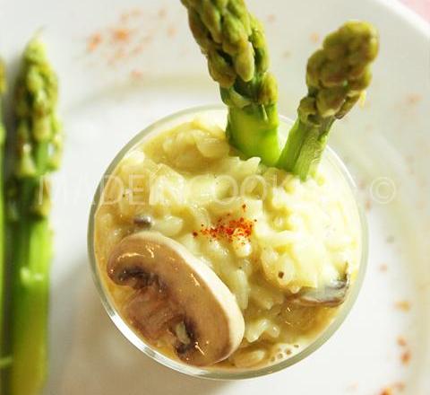 Risotto au safran crémeux accompagné d'asperges vertes