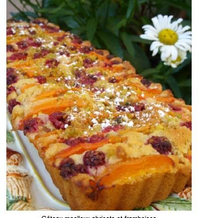 Gâteau moelleux aux abricots et aux framboises