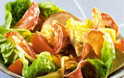 Salade caesar revisitée au saucisson sec et andouille