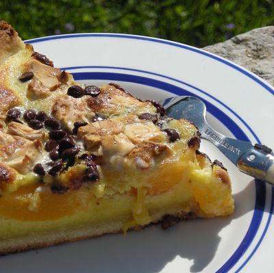 Tarte aux abricots, éclats de nougat et pépites de chocolat