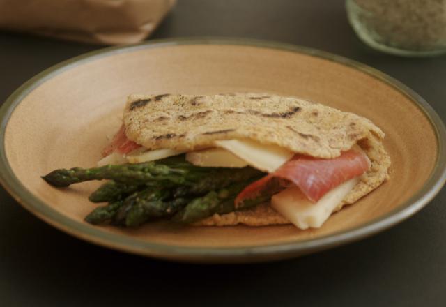 Taloa jambon, asperges vertes et fromage des Landes