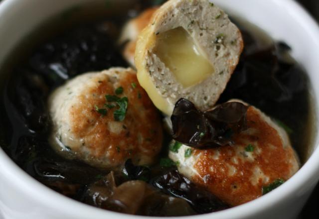 Potage aux Champignons Noirs et boulettes à la Tome