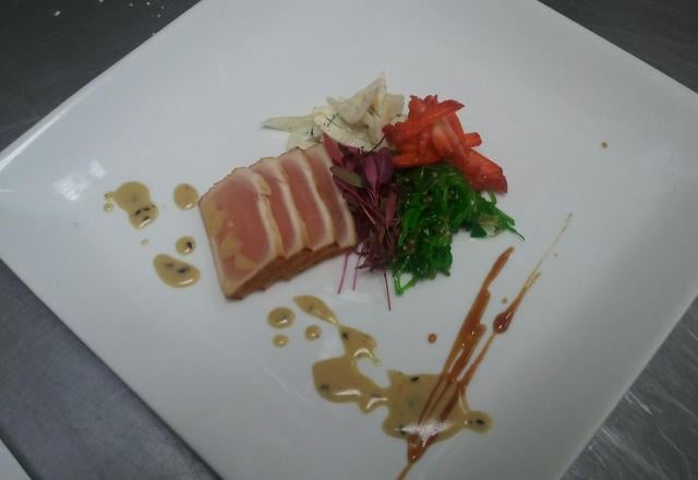 Tataki de thon, fraises et salade de fenouil