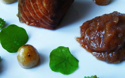 Pavé de saumon fumé au earl grey et chutney de rhubarbe