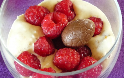 Mousse au chocolat blanc, spéculoos et framboises