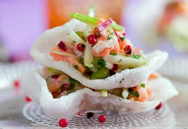 Tartare de saumon au gingembre avec radis et pomme verte