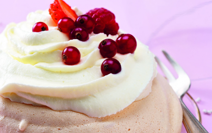 Pavlovas aux fruits rouges et chantilly