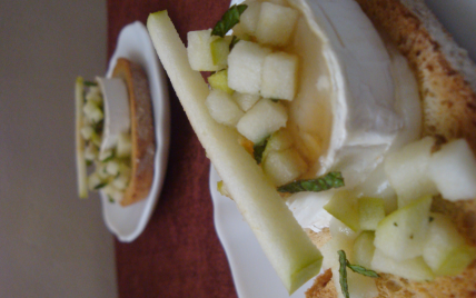 Toast de chèvre chaud au miel et tartare de pomme granny menthe