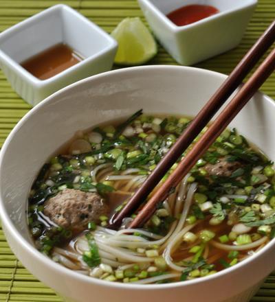 Pho vietnamien : bouillon de bœuf, nouilles de riz, herbes fraîches et boulettes de bœuf