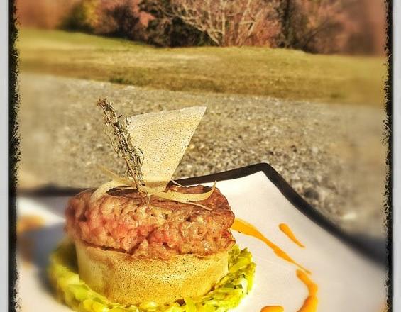 Boulette d'agneau avec cœur de crème de Roquefort Papillon accompagné de sa fondue de poireau et sa sauce carottes