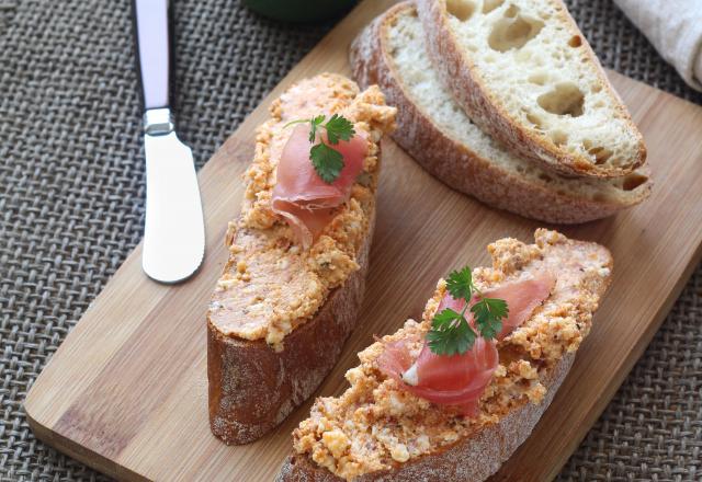 Bruschetta au fromage de brousse, tomates séchées et jambon fumé