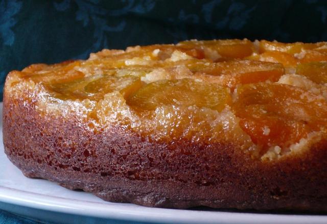 Gâteau renversé et mouillé aux abricots