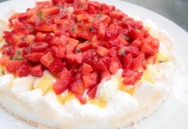 Pavlova fraises et coulis aux fruits de la passion