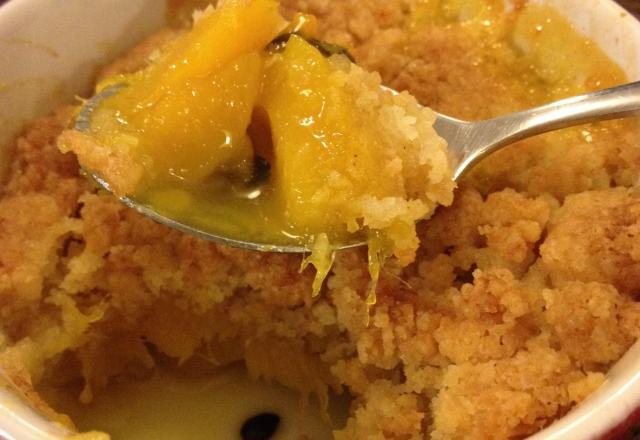 Le crumble de mangues à la noix de coco et à la passion