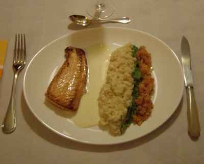 Dos de saumon à l'unilatérale, risotto fondant, julienne de poireaux et concassée de tomates provençales