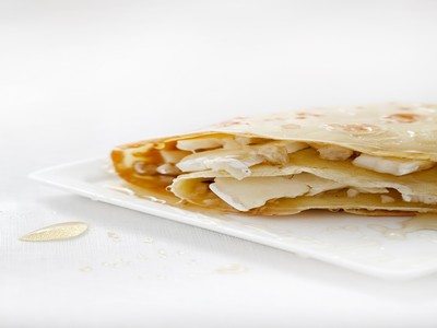 Crêpe salée au brie, noix et miel