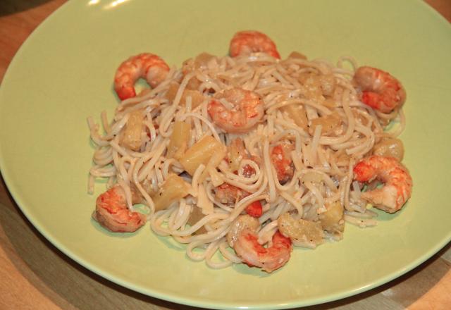 Crevettes aux ananas sur nid de nouille de riz entouré de feuille d'algues (Nori)