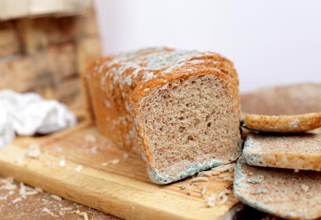 Pain avec des taches blanches ou grises : ne faites surtout pas ça !