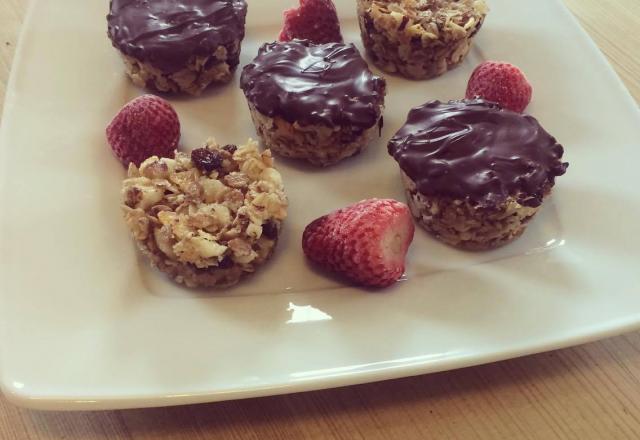 Bouchées croquantes au muesli nappées de chocolat