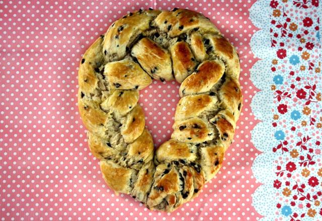 Tresse de brioche dorée aux pépites de chocolat noir