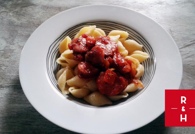 Pâtes aux saucisses fumés et sa sauce tomates pimentée