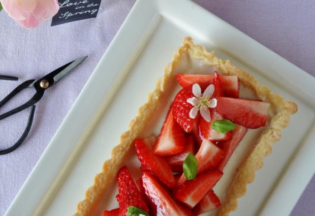 Tarte avec panna cotta au basilic et fraises