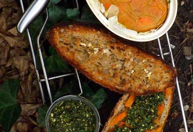 Terrine de carotte à l'orange et miel sur pain de la veille et sous pesto de fanes de carottes à l'amande