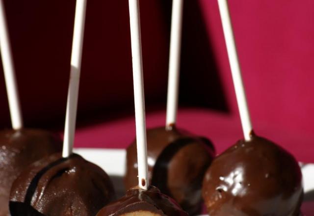 Cake-pop au caramel au beurre salé, enrobage chocolat noir