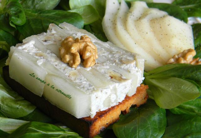 Tartine de pain d'épices aux poires et crème de Saint Agur aux noix