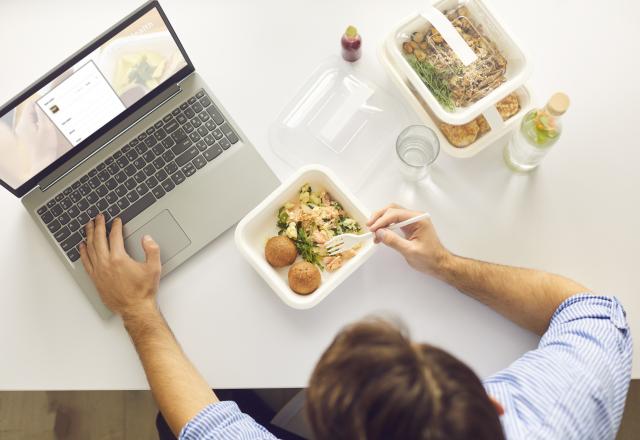 Pourquoi manger devant son ordinateur n’est pas une bonne idée ?