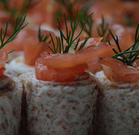 Petits rouleaux au St Môret, saumon fumé, citron, aneth