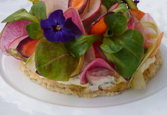 Focaccia aux herbes, fromage frais et légumes croquants