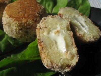 Bouchée chou-fleur au cœur coulant de roquefort en salade avec sa petite vinaigrette roquefort.