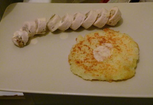 Ballottines de volaille farcie aux champignons, sauce paprika et galette de pomme de terre